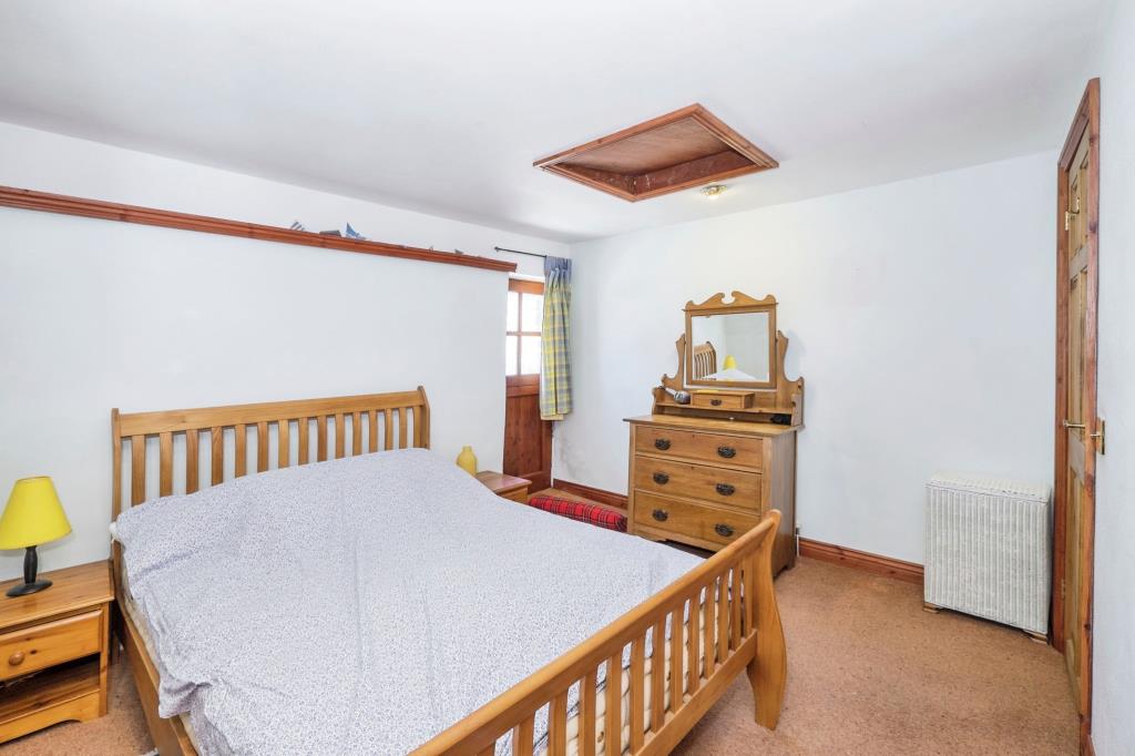 Lot: 72 - DETACHED BARN CONVERSION IN A LOVELY COUNTRYSIDE SETTING - Further bedroom - photograph provided by seller